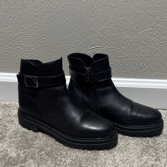 Like New Steve Madden Black Ankle Boots - Picture 1 of 4
